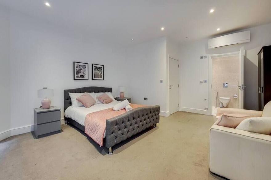 Superior 3-Bedroom Apartment off BakerStreet AC