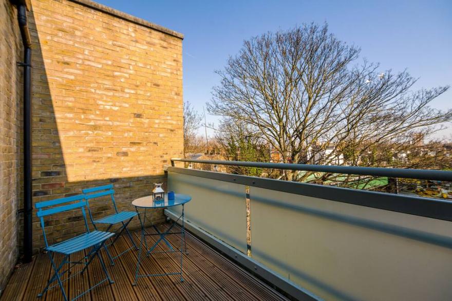Large Modern 2 Bed Apartment in Battersea London!