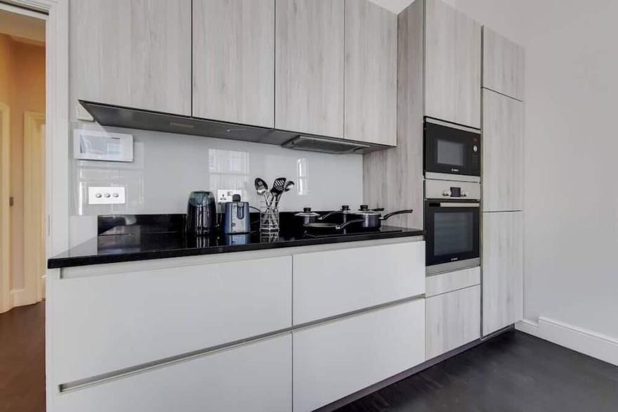 Beautiful One Bedroom Apartment with Balcony & AC