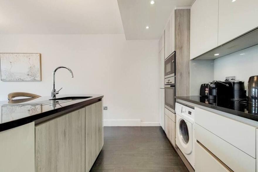 Lovely 2 bedroom apartment w/ AC off Baker Street
