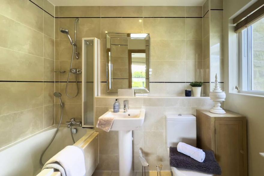 60 Howells Mere, Lower Mill Estate, 10 Adults +3 Kids, Spa, Pool, Dogs Allowed