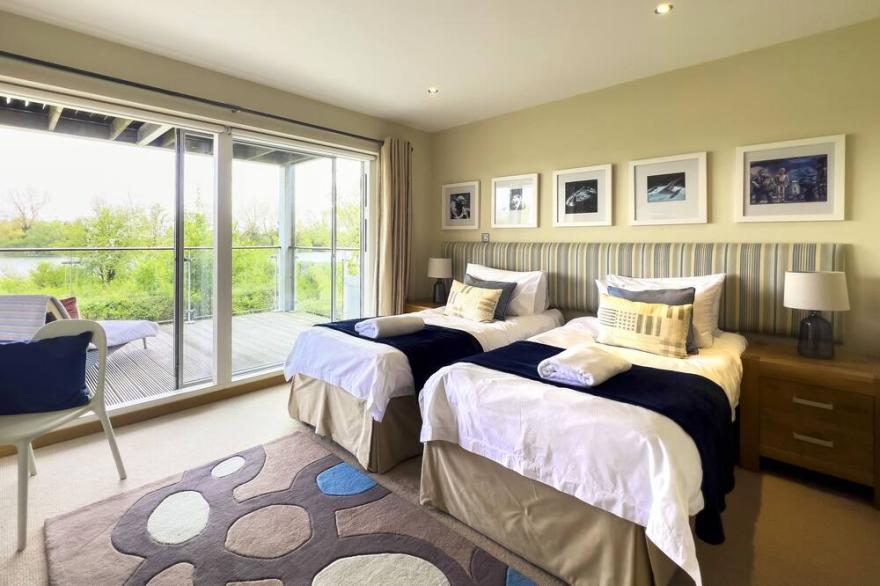 60 Howells Mere, Lower Mill Estate, 10 Adults +3 Kids, Spa, Pool, Dogs Allowed