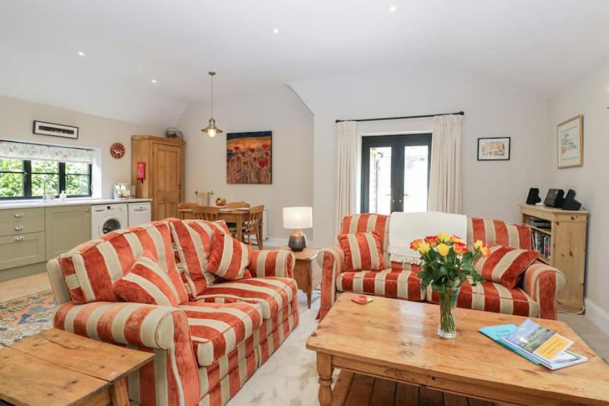 THE COW SHED, pet friendly, with a garden in Frampton Mansell