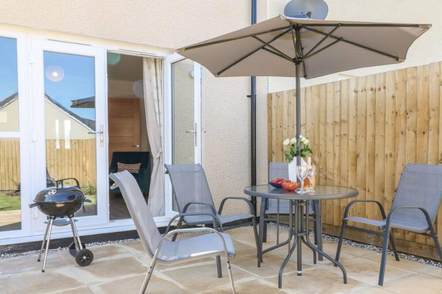 PEBBLE BAY, pet friendly, character holiday cottage in Appledore