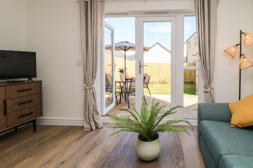PEBBLE BAY, pet friendly, character holiday cottage in Appledore