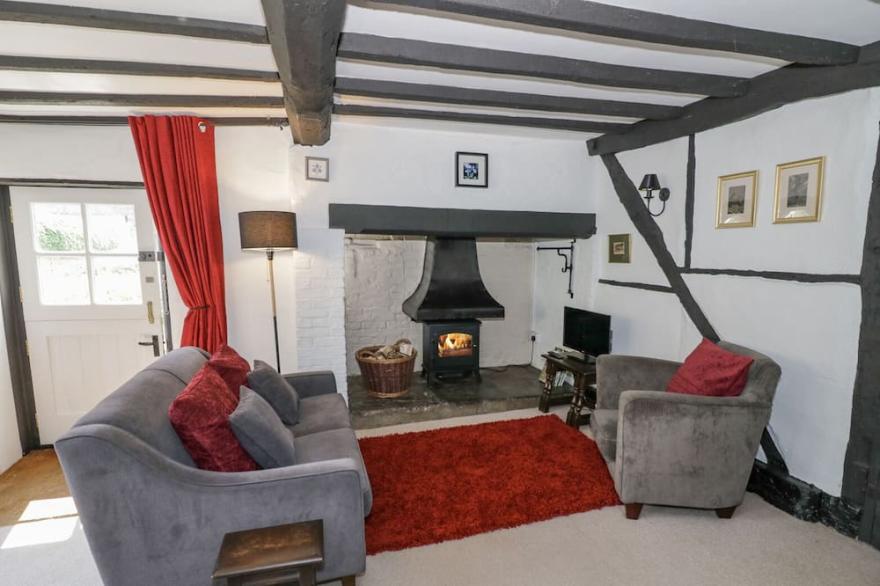 BLUEBELL COTTAGE, pet friendly, with a garden in Shottery