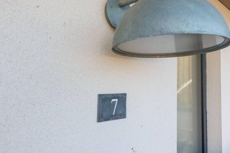 7 LONGSHORE, pet friendly, luxury holiday cottage in St Columb Minor