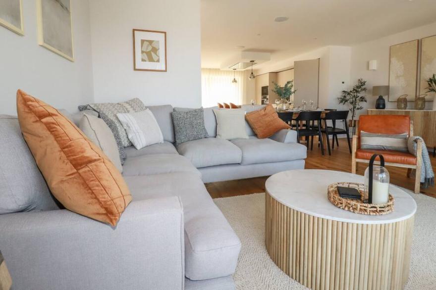 7 LONGSHORE, pet friendly, luxury holiday cottage in St Columb Minor