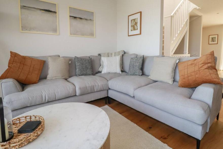 7 LONGSHORE, pet friendly, luxury holiday cottage in St Columb Minor
