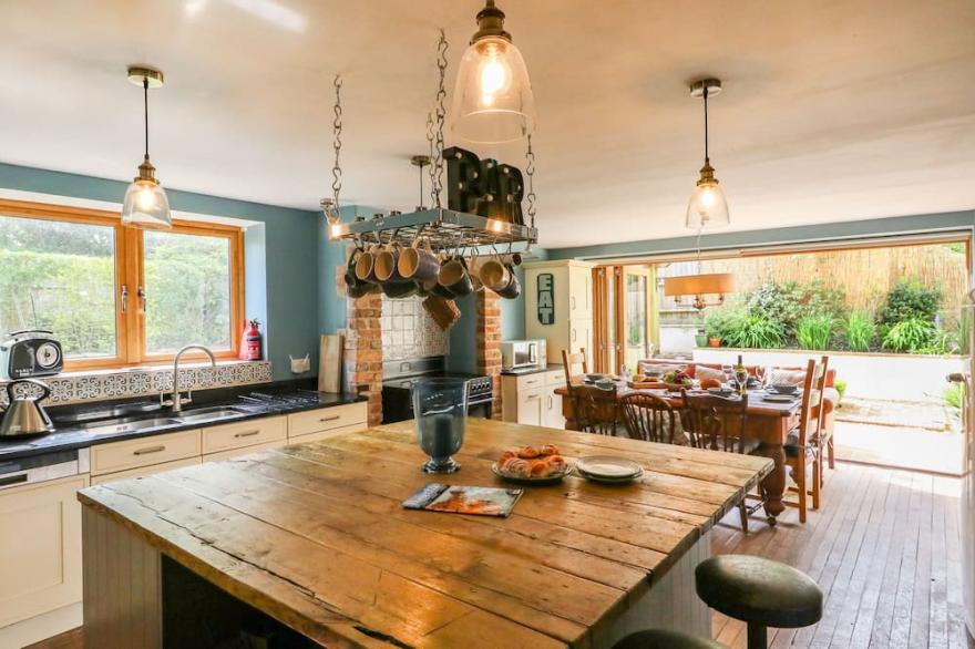 ROSE COTTAGE, pet friendly, character holiday cottage in Preston