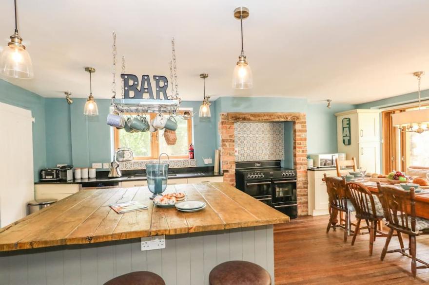 ROSE COTTAGE, pet friendly, character holiday cottage in Preston