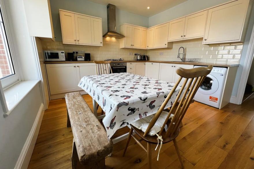 Rowhill -  a house that sleeps 6 guests  in 3 bedrooms