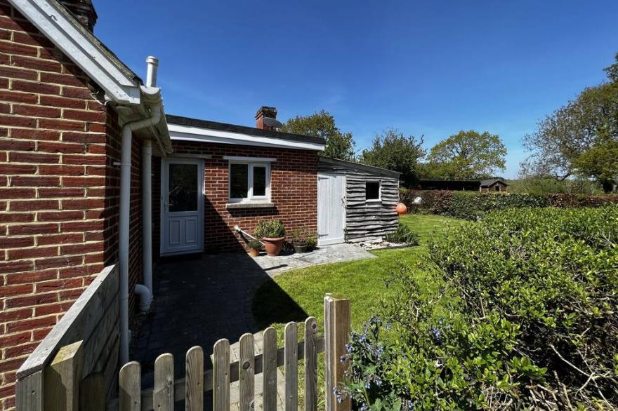 The Cottage, Shalfleet House  -  a bungalow that sleeps 4 guests  in 2 bedrooms