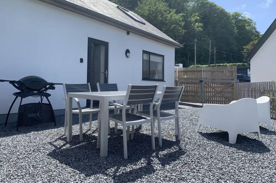 Salcombe house, sleeps 4, with parking, 5 minute walk to town