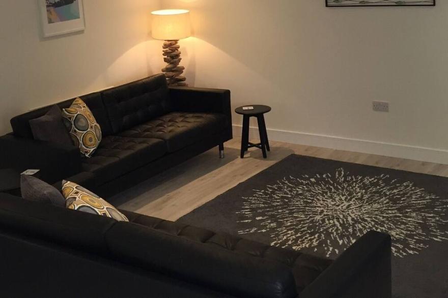 Salcombe house, sleeps 4, with parking, 5 minute walk to town