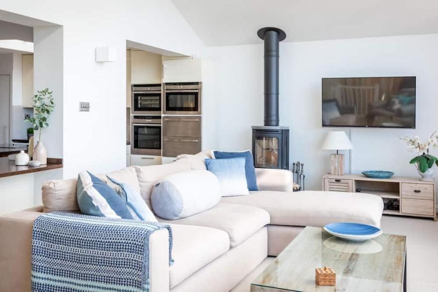 Treetops -  a beautiful & modern central Salcombe home with hot tub