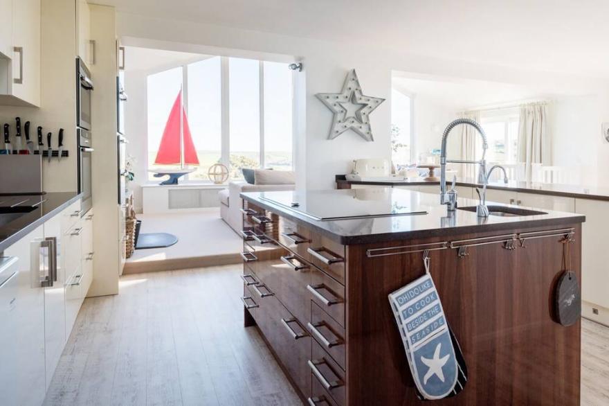 Treetops -  a beautiful & modern central Salcombe home with hot tub