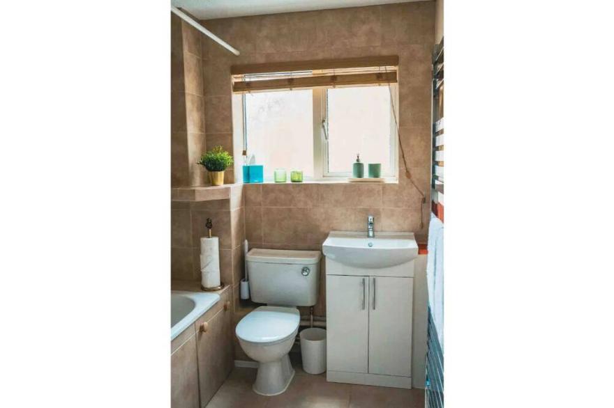2Bed house sleeps 6, Dog Friendly, with garden and parking