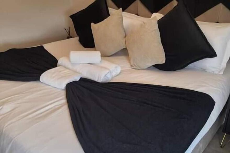 Modern Tranquility: Chic 2BR Flat, Mins from Park