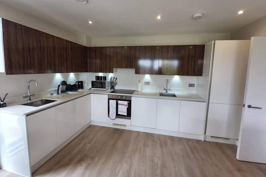 Modern Tranquility: Chic 2BR Flat, Mins from Park
