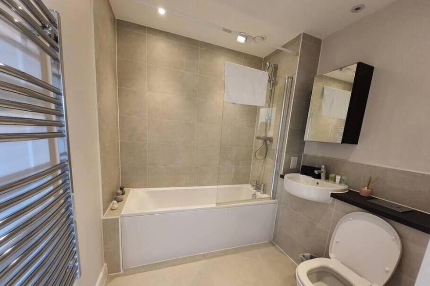 Modern Tranquility: Chic 2BR Flat, Mins from Park