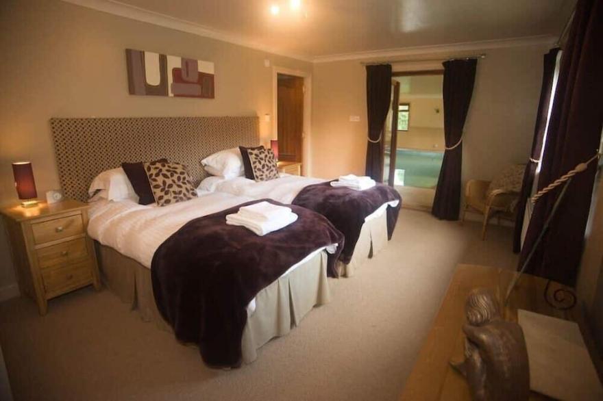 Luxurious House with indoor heated swimming pool - sleeps 15