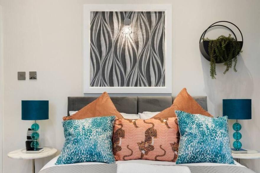Modern Hideaway: Chic Studio -Near Parks and Shops