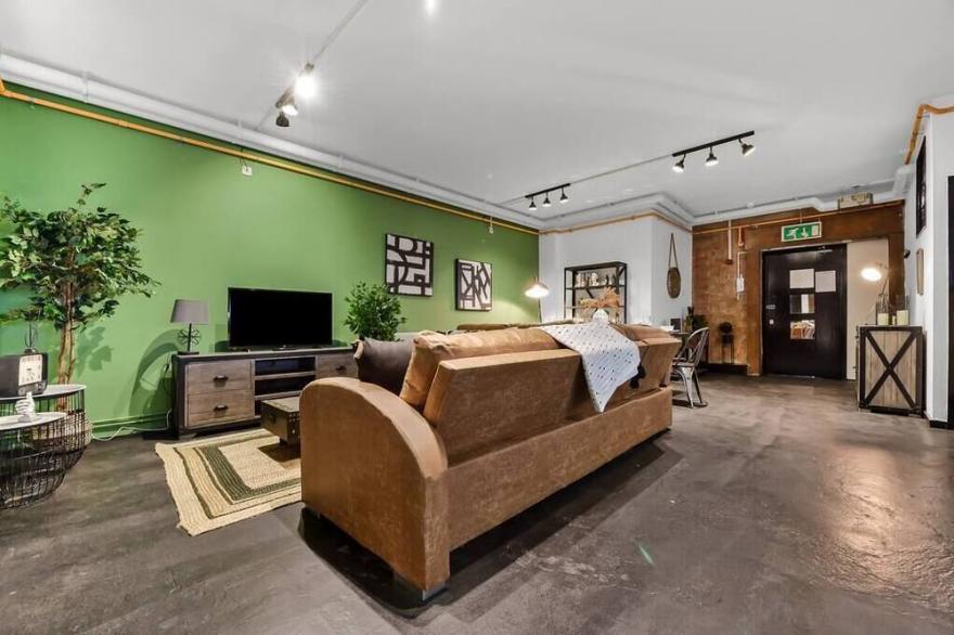 Trendy, Arty, 3BR in Heart of Hipster Hackney!