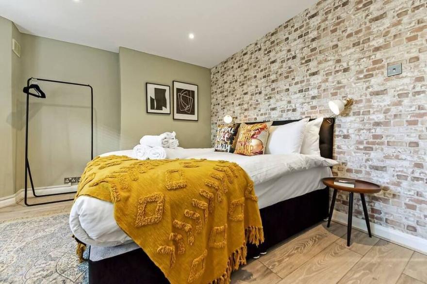 Stylish Brick and Wood Flat w/ Abundance of Greenery