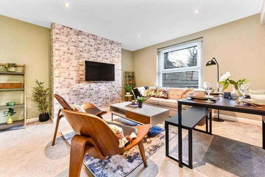 Stylish Brick and Wood Flat w/ Abundance of Greenery