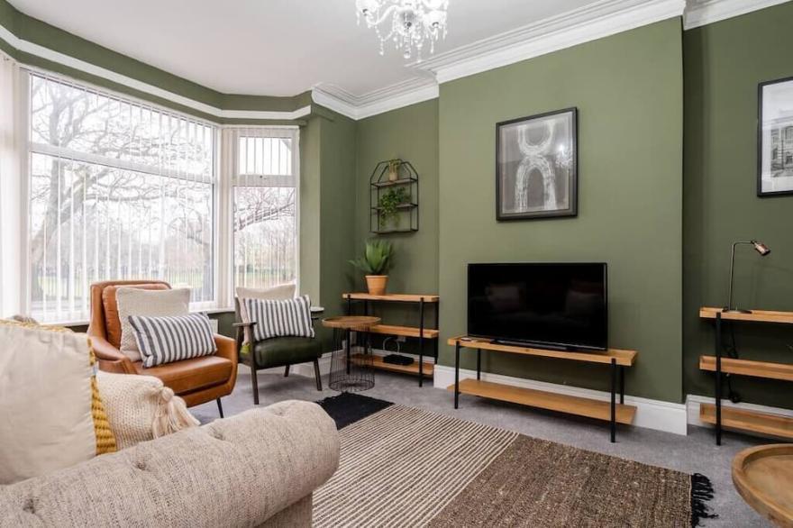 Gallant 4 Bedroom House in Salford