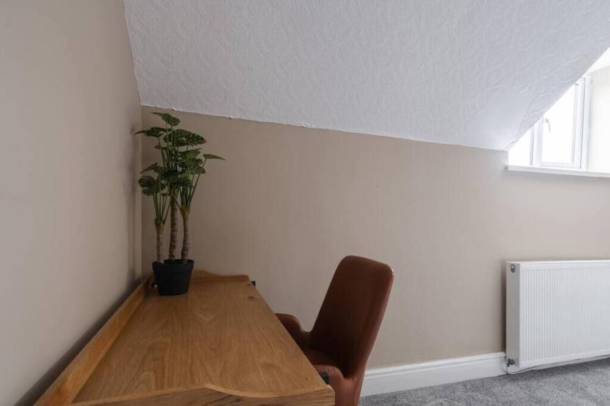 Gallant 4 Bedroom House in Salford