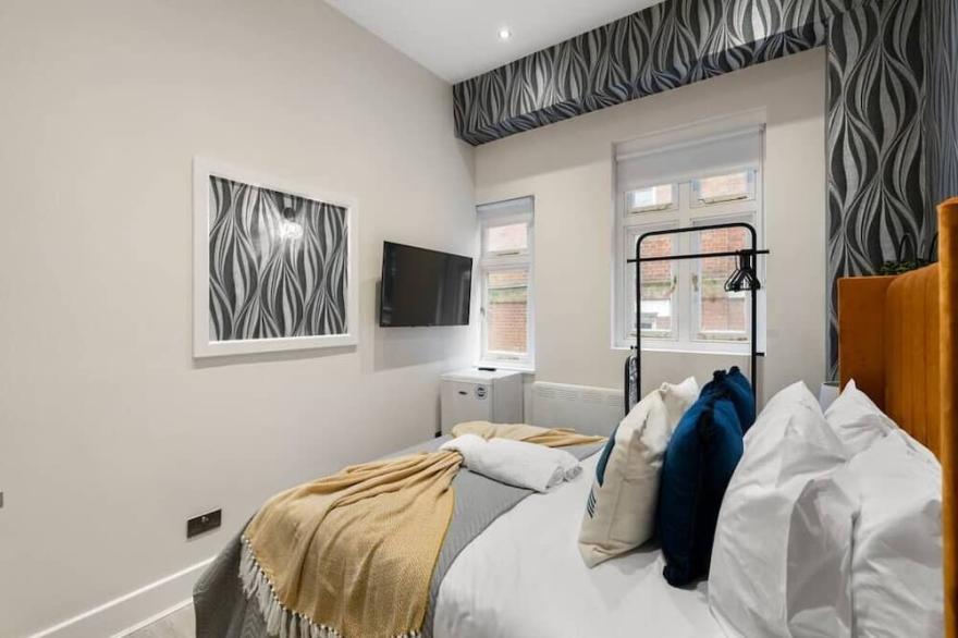 Sleek Studio Minutes Walk From Attractions
