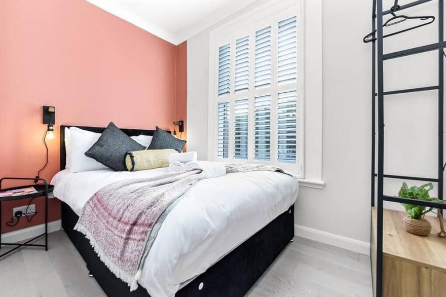 Earth Tones and Greenery: 4BR Flat Sleeps 8