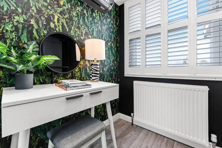 Earth Tones and Greenery: 4BR Flat Sleeps 8