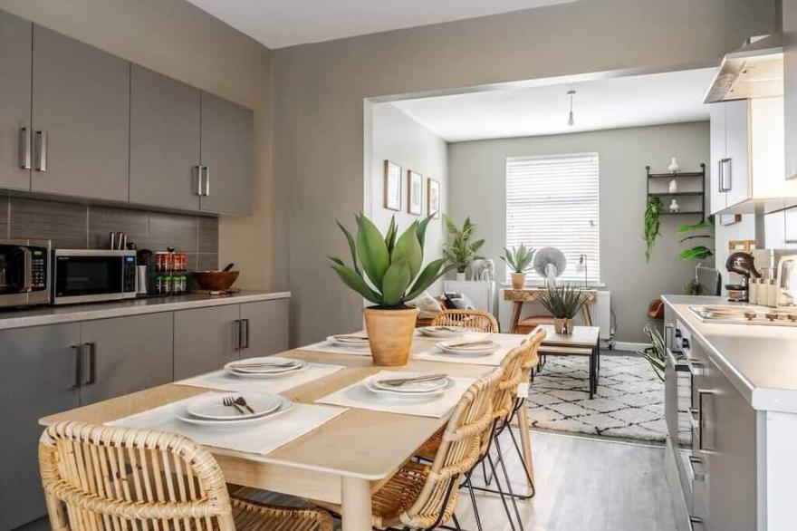 Beautiful, Stylish Home | Just 20 Mins to MCR