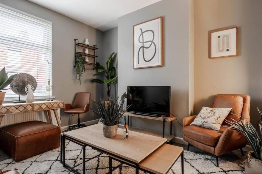 Beautiful, Stylish Home | Just 20 Mins to MCR
