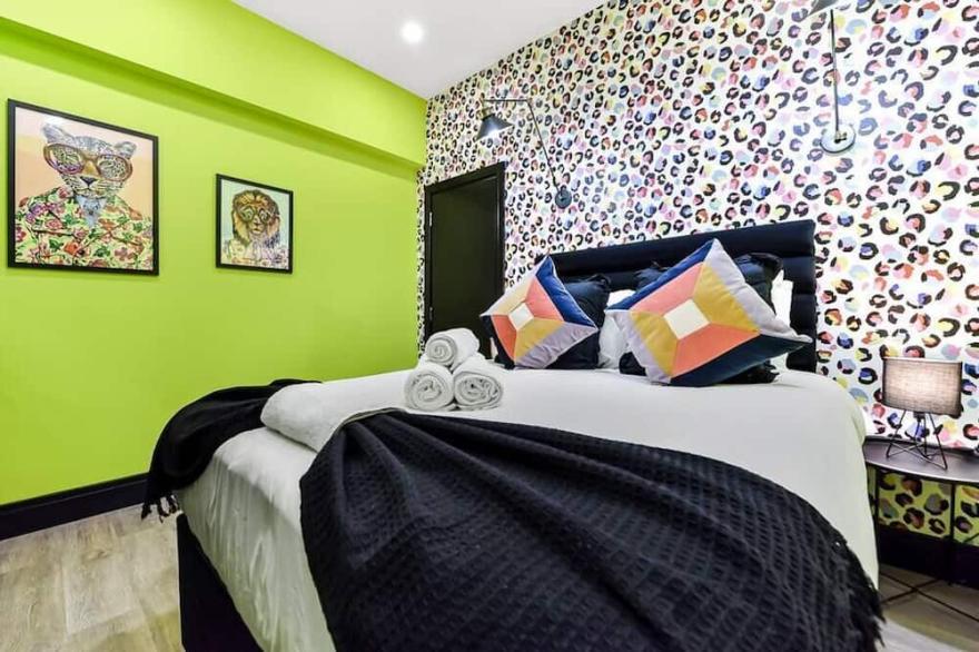 Bright and Colourful House - Best for a Large Groups