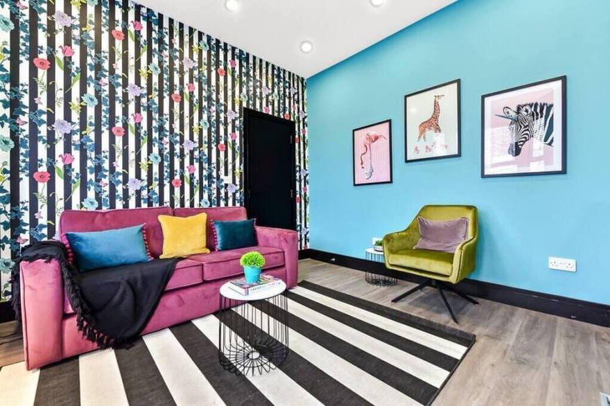Bright and Colourful House - Best for a Large Groups