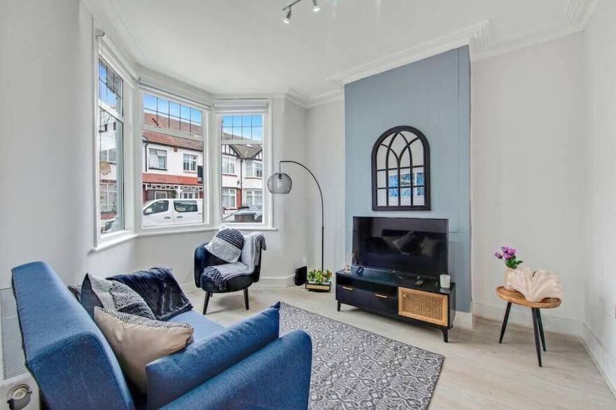 Lovely Home - Park Views and Ideal Transport Links