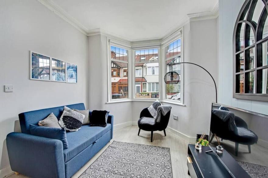 Lovely Home - Park Views and Ideal Transport Links