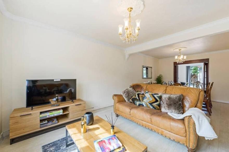 Huge Home by Station / Gym and Garden