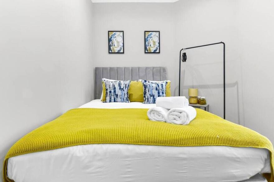 City Getaway- Newly Renovated Flat for Groups