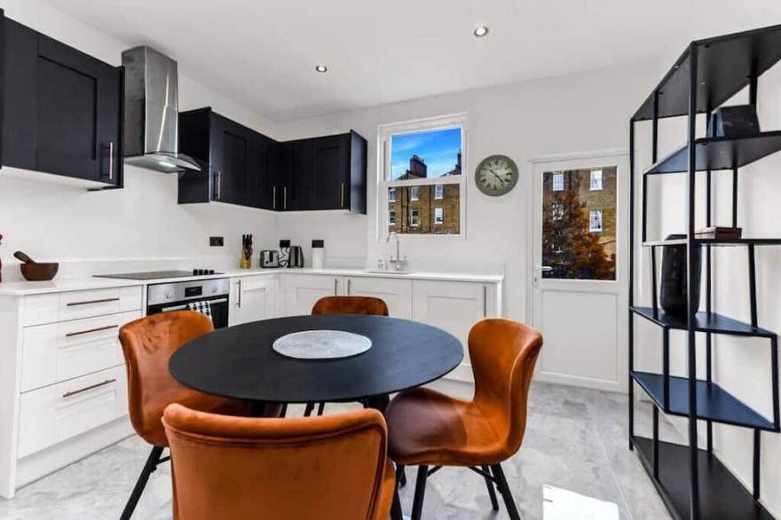 Huge, Brand-New Flat for Friends and Families!