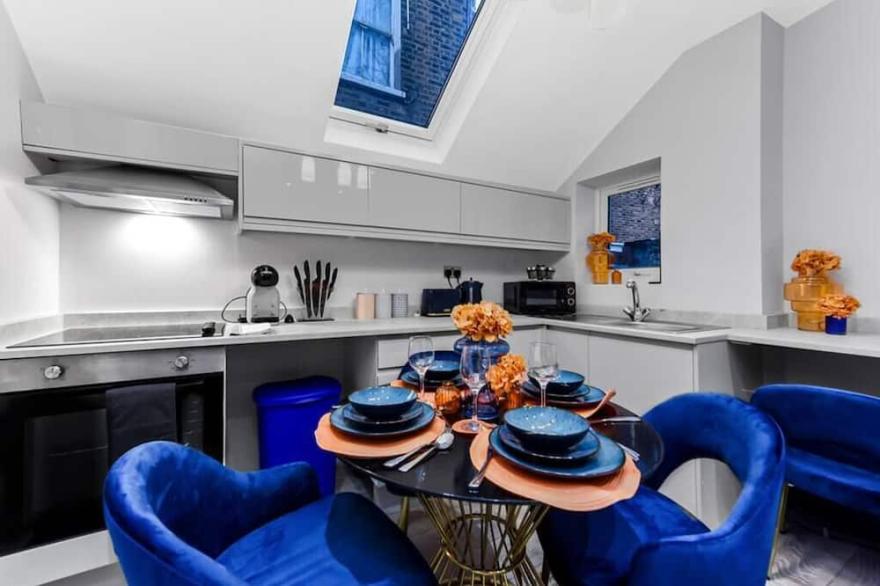 Palatial Style House Secs to Lovely River Walk
