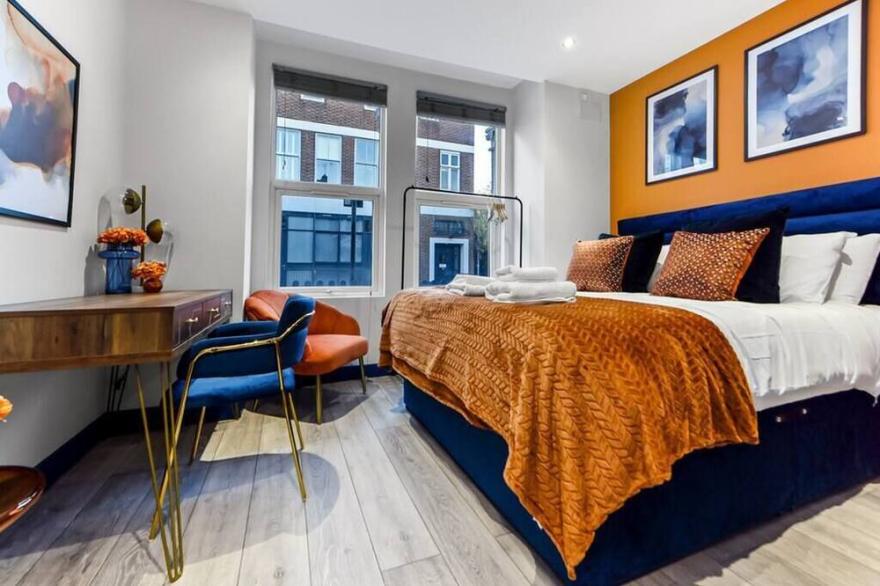 Palatial Style House Secs to Lovely River Walk
