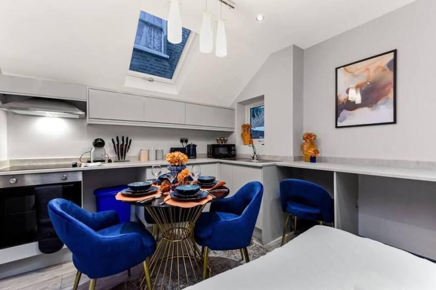 Palatial Style House Secs to Lovely River Walk