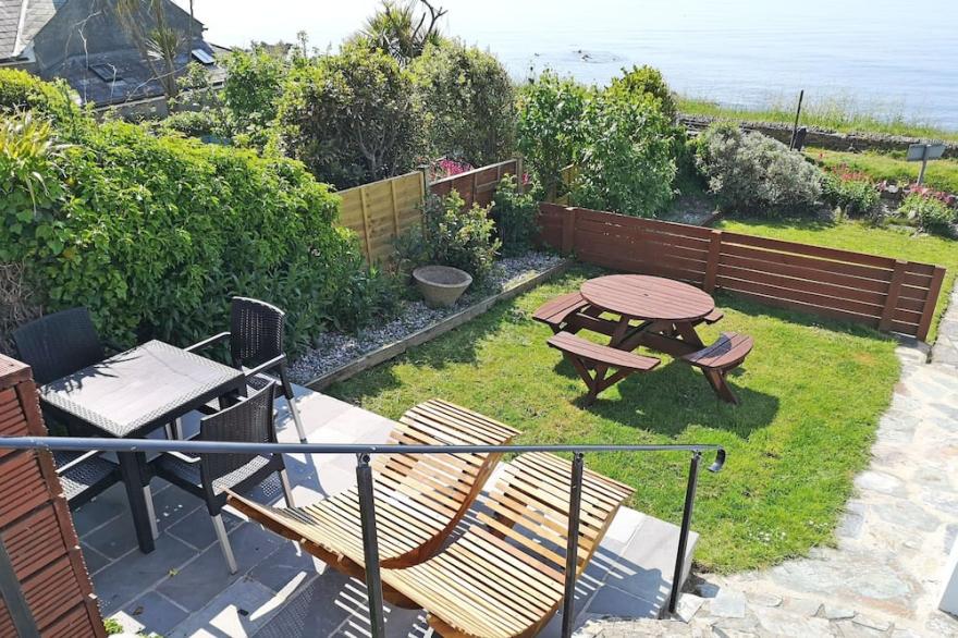 Drake- A Coastal Cottage with Hot Tub & Stunning Views
