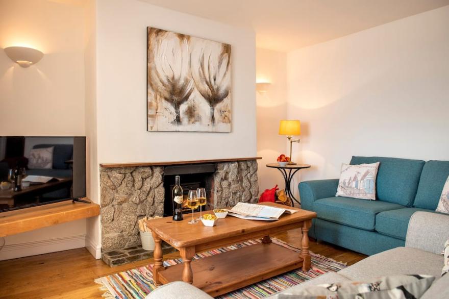 Drake- A Coastal Cottage with Hot Tub & Stunning Views