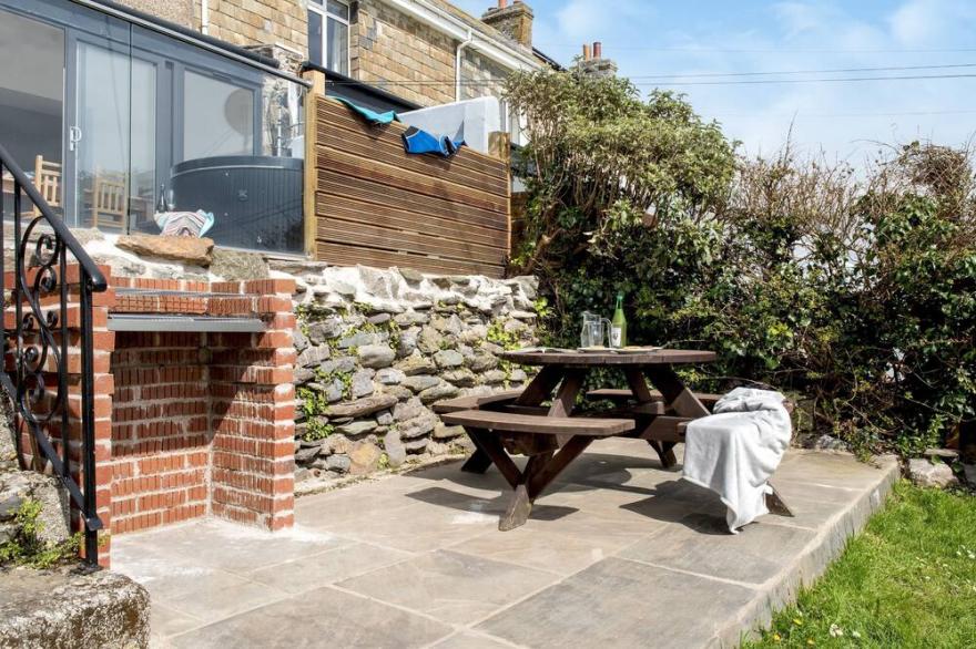 Grenville - A Coastal Cottage with Hot Tub & Stunning Views
